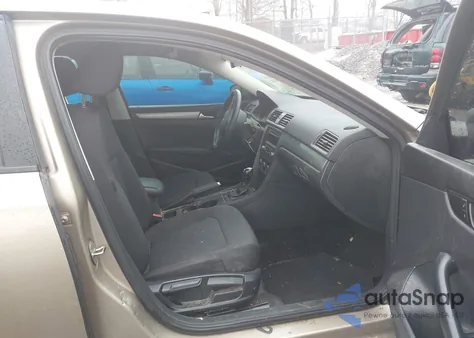 2015 Volkswagen Passat 1.8T S z USA, uszkodzony, nr VIN 1VWAT7A3XFC064306